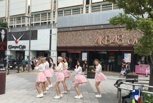 从餐厅服务员到顶流女明星，杨超越的观众缘为什么这么好